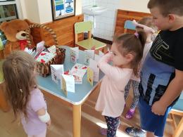 Mali pacjenci przygotowali kartki z życzeniami zdrowia dla starszych podopiecznych szpitala