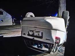 Byczyna: Kobieta jechała za szybko. Auto dachowało