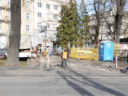 Ekipa budowlana rozpoczęła układanie chodnika na kłopotliwym skwerze