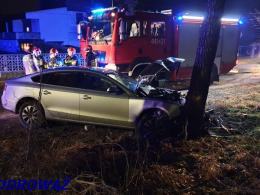 Kierowca wjechał w drzewo. Został przewieziony do szpitala