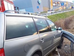Samochód wypadł z drogi i uderzył w bariery energochłonne