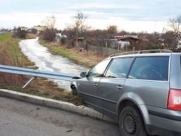 Samochód wypadł z drogi i uderzył w bariery energochłonne