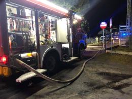 Pożar budynku gospodarczego w Zawadzkiem. Strażacy uratowali kury