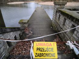 Pomosty na Wyspie Bolko w opłakanym stanie. Miasto ustawiło "zakaz wstępu"