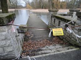 Pomosty na Wyspie Bolko w opłakanym stanie. Miasto ustawiło "zakaz wstępu"