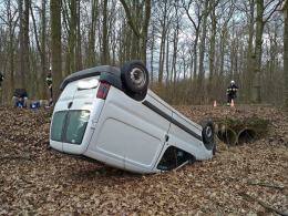 20-latek stracił panowanie nad pojazdem i dachował. Został ranny
