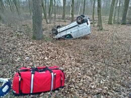 20-latek stracił panowanie nad pojazdem i dachował. Został ranny