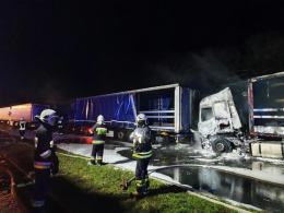 Na obwodnicy Lubrzy spłonęły samochody ciężarowe. Policja szuka sprawców
