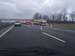 Wypadek na A4. Samochód ciężarowy "zdmuchnął" auto dostawcze przewożące basen
