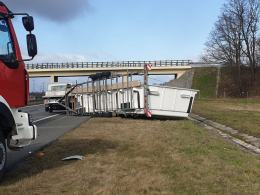Wypadek na A4. Samochód ciężarowy "zdmuchnął" auto dostawcze przewożące basen
