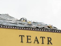 Porywisty wiatr uszkodził dach Teatru im. Jana Kochanowskiego w Opolu