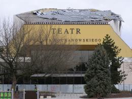 Porywisty wiatr uszkodził dach Teatru im. Jana Kochanowskiego w Opolu