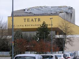 Porywisty wiatr uszkodził dach Teatru im. Jana Kochanowskiego w Opolu
