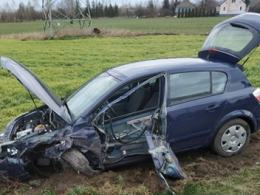 Samochód osobowy zderzył się z ciężarówką na DK45 w powiecie oleskim