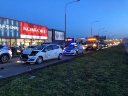 Zderzenie osobówek na Horoszkiewicza w Opolu. Ranna kobieta w szpitalu