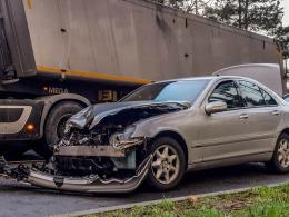 Zderzenie mercedesa i samochodu ciężarowego na trasie Opole-Brzeg