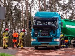 Zderzenie mercedesa i samochodu ciężarowego na trasie Opole-Brzeg