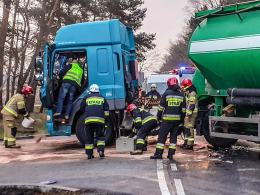 Zderzenie mercedesa i samochodu ciężarowego na trasie Opole-Brzeg