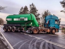 Zderzenie mercedesa i samochodu ciężarowego na trasie Opole-Brzeg