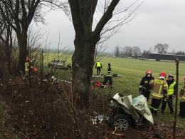 Groźny wypadek w powiecie namysłowskim. Auto rozpadło się na części