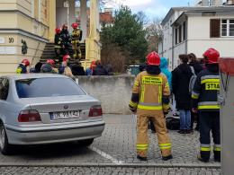Ewakuacja opolskiego "plastyczniaka". Wyczuwalna woń siarki była powodem zaalarmowania straży