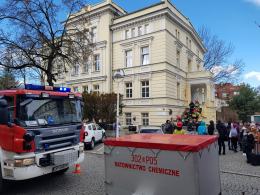 Ewakuacja opolskiego "plastyczniaka". Wyczuwalna woń siarki była powodem zaalarmowania straży