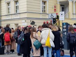 Ewakuacja opolskiego "plastyczniaka". Wyczuwalna woń siarki była powodem zaalarmowania straży