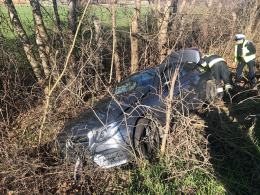 Mercedes w rowie z pracującym silnikiem. Policja szuka kierowcy