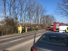 Mercedes w rowie z pracującym silnikiem. Policja szuka kierowcy