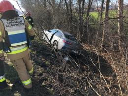 Mercedes w rowie z pracującym silnikiem. Policja szuka kierowcy