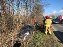Mercedes w rowie z pracującym silnikiem. Policja szuka kierowcy