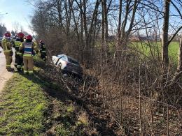 Mercedes w rowie z pracującym silnikiem. Policja szuka kierowcy
