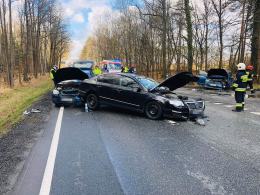 Wypadek w Jełowej. Zderzyły się trzy samochody osobowe