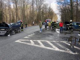 Wypadek w Jełowej. Zderzyły się trzy samochody osobowe