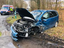 Wypadek w Jełowej. Zderzyły się trzy samochody osobowe