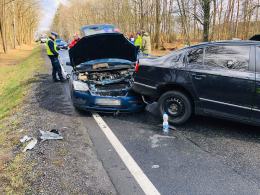 Wypadek w Jełowej. Zderzyły się trzy samochody osobowe
