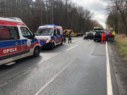 Wypadek w Jełowej. Zderzyły się trzy samochody osobowe