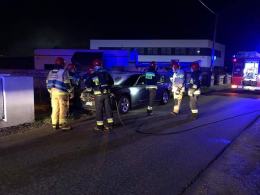 Samochód stał na światłach awaryjnych, strażacy wezwani do pożaru auta