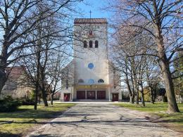 Wierni zostali w domach. Do kościoła wybrali się nieliczni