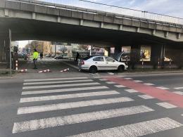 Nieuwaga kierowcy przyczyną porannej kolizji na rondzie w Opolu