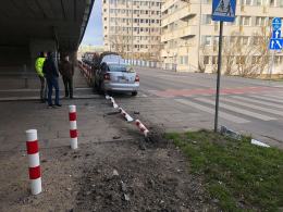 Nieuwaga kierowcy przyczyną porannej kolizji na rondzie w Opolu