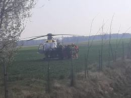 Dramatyczna akcja ratownicza w Wierzbiu. Glebogryzarka wciągnęła nogi mężczyźnie