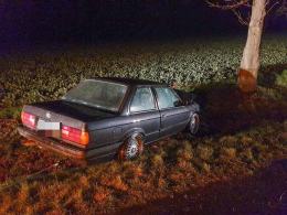 Kierowca BMW wjechał w drzewo. Groźne zdarzenie koło Grodkowa