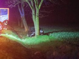Kierowca BMW wjechał w drzewo. Groźne zdarzenie koło Grodkowa