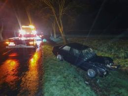 Kierowca BMW wjechał w drzewo. Groźne zdarzenie koło Grodkowa
