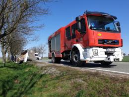 Auto dostawcze dachowało na DK 11. Kierowca był pijany