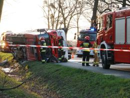 Wóz bojowy jadący do wypadku przewrócił się. Rannych 4 strażaków
