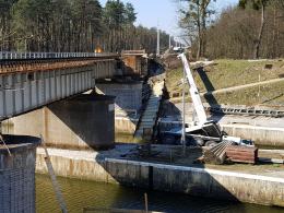 Dźwig wykonujący prace przy Śluzie Kłodnica osunął się do wody