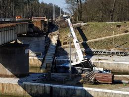 Dźwig wykonujący prace przy Śluzie Kłodnica osunął się do wody