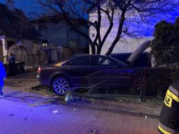 Pijana 29-latka potrąciła mężczyznę a potem wjechała w posesję na osiedlu Chabrów
